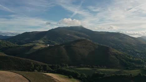 Drohne,-Die-In-Richtung-Des-Rhune-Gipfels-Im-Baskenland-Fliegt