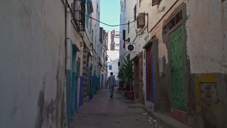 Man-walking-in-Taghazout-alley