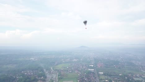 Indonesischer-Traditioneller-Ballon,-Der-Mit-Indonesischer-Flagge-Am-Himmel-Fliegt-1