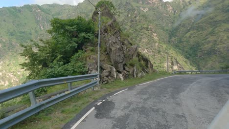 Ein-Zeitraffer-Eines-Fahrzeugs,-Das-Die-Shimla-Kinnaur-Spiti-Route-Durchquert,-Die-Durch-Die-Himalaya-berge-Geschnitzt-Ist,-Mit-Einer-Wunderschönen-Aussicht