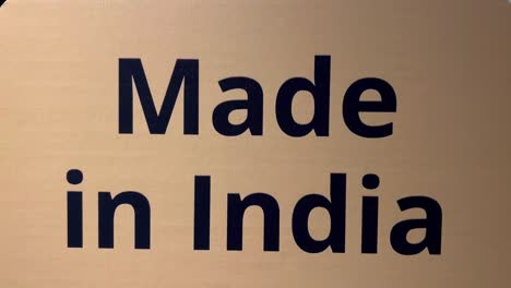 Eine-Nahaufnahme-Einer-Orangefarbenen-Tafel,-Auf-Der-Made-In-India-Geschrieben-Steht