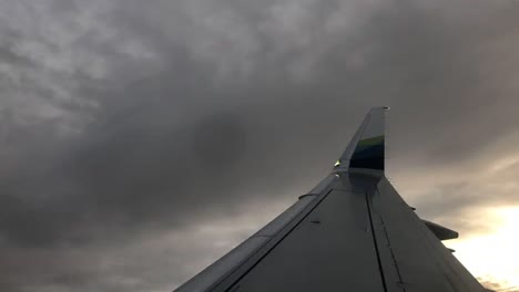 Vista-De-Lapso-De-Tiempo-Del-Aterrizaje-Del-Avión---Día-Nublado