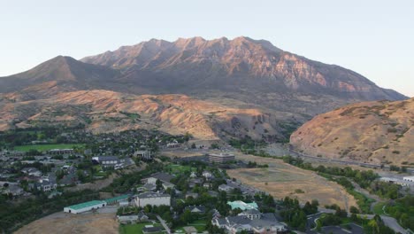 Hermosa-Vista-Aérea-De-Drones-Del-Monte-Timpanogos-Y-El-Cañón-Provo,-Utah