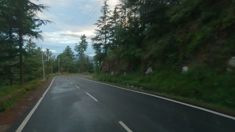 Ein-Blickwinkel-Des-Fahrers,-Der-Im-Monat-August-Durch-Die-Shimla-Kinnaur-Road-Fährt
