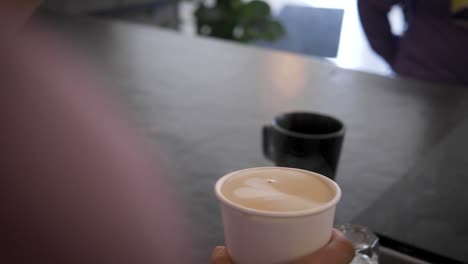 Latte-Art-Wird-Im-Café-Gegossen