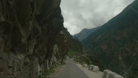 Ein-Zeitraffer-Eines-Fahrzeugs,-Das-Durch-Die-Gefährlichsten-Und-Engsten,-Von-Klippen-Geschnitzten-Straßen-Durch-Den-Indischen-Himalaya-Im-Kinnaur-bezirk-Auf-Dem-Weg-Nach-Sangla-Und-Chitkul-Valley-Fährt-1