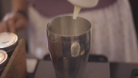 Milch-Wird-In-Kaffee-Gegossen