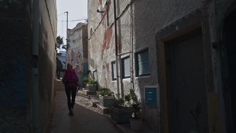 Tourists-walking-in-an-alley-in-Taghazout