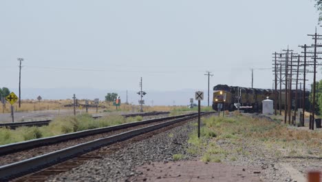 Ein-Zug-Fährt-Im-Sommer-Durch-Die-Heiße-Wüste-Von-Idaho-Und-Liefert-Waren-An-Weit-Entfernte-Orte-In-4k