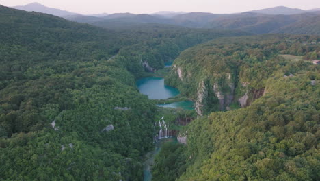 Toma-Aérea-Del-Parque-Nacional-Del-Lago-Plitvice-En-Croacia,-Europa-17
