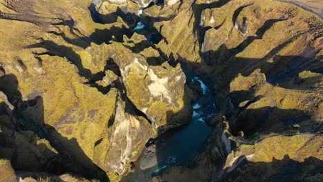 Fjaðrárgljúfur-canyon-in-southern-Iceland,-rotating-drone,-sunny-afternoon
