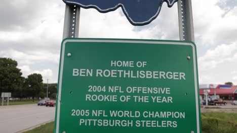 Findlay,-Ohio-sign-showing-hometown-of-Ben-Roethlisberger