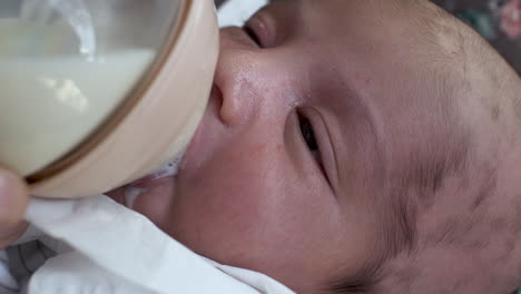 Makro-Nahaufnahme-Eines-Neugeborenen-Jungen,-Der-Muttermilch-Aus-Der-Flasche-Trinkt