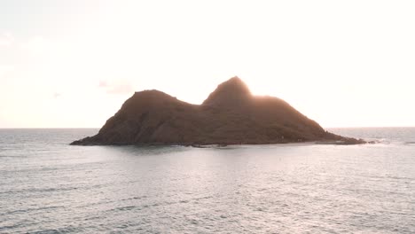 Sonnenaufgang-über-Der-Insel-Moku-Nui-Von-Na-Mokulua-In-Oahu,-Hawaii,-Luftbild