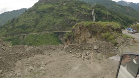 Vista-Lateral-De-Un-Vehículo-Que-Circula-Por-Una-Carretera-Muy-Dañada-En-La-Autopista-Kinnaur-Shimla-Después-De-Un-Deslizamiento-De-Tierra-En-El-Valle