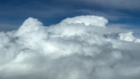 Impresionante-Vista-Aérea-Desde-La-Cabina-De-Un-Jet-Durante-El-Nivel-De-Crucero-Sobrevolando-Un-Cielo-Nublado-Lleno-De-Cumulonimbus