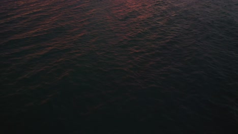 überführungsansicht-Der-Pazifischen-Ozeanwellen,-Die-Sich-In-Richtung-Des-Roten-Sonnenunterganghimmels-Neigen