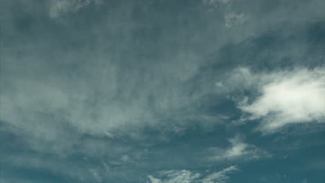 Dramatischer-Wolkenzeitraffer-Mit-Tiefblauem-Himmel-24fps