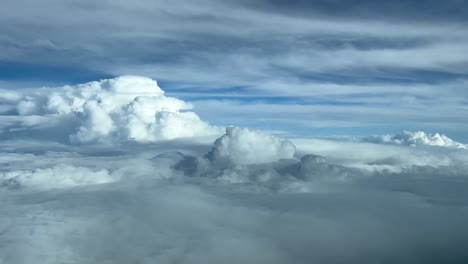Luftaufnahme-Aus-12000-Metern-Höhe-Von-Einem-Jet-Cockpit-In-Einem-Stürmischen-Und-Turbulenten-Himmel