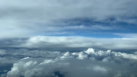 Luftaufnahme-Von-Einem-Turbulenten-Und-Chaotischen-Himmel-Aus-Einem-Jet-Cockpit-Während-Der-Reiseflughöhe