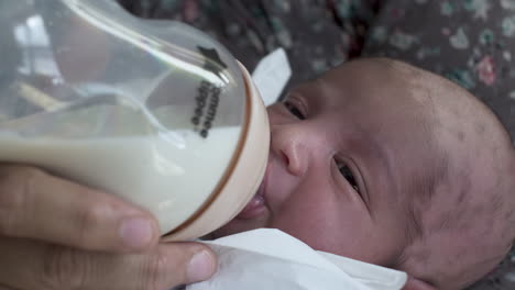 Neugeborenes-Baby,-Das-Muttermilch-Aus-Der-Flasche-Trinkt
