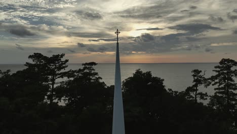 Point-if-Interest-view-of-a-cross-and-steeple-watching-over-Fairhope,-Alabama