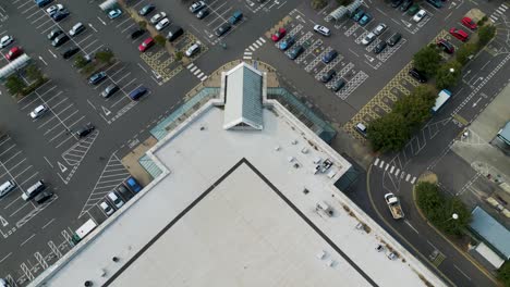 Drohne,-Die-über-Das-Dach-Eines-Supermarkts-Kriecht,-Um-Den-Parkplatz-Anzuzeigen