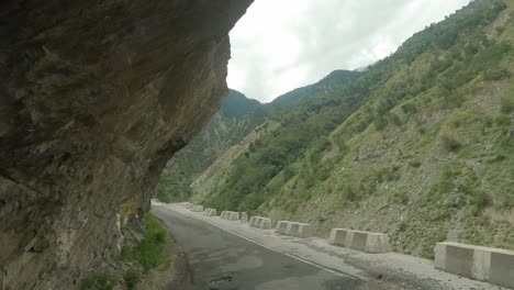 Ein-Fahrzeug,-Das-Auf-Dem-Weg-Nach-Sangla-Und-Chitkul-Valley-Durch-Die-Gefährlichsten-Und-Engsten,-Von-Klippen-Geschnitzten-Straßen-Durch-Den-Indischen-Himalaya-Im-Kinnaur-Distrikt-Fährt