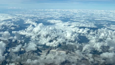 Vista-Aérea-Tomada-Desde-La-Cabina-De-Un-Jet-De-Un-Glaciar-Alpino-En-Un-Día-De-Verano-Casi-Sin-Nieve