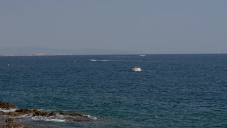 Pequeños-Barcos-Turísticos-En-El-Océano-Mediterráneo