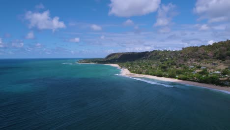 Tropical-ocean-coastline-of-Oahu-in-Hawaii-with-white-beaches,-aerial