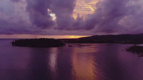 Luftaufnahme-Des-Sonnenaufgangs-über-Navy-Island-Und-Dem-Osthafen-In-Port-Antonio-In-Jamaika-Mit-Rosa-Und-Violetten-Himmeln,-Die-Sich-Vom-Ozean-Spiegeln
