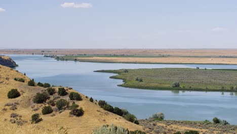 Der-Mächtige-Schlangenfluss-Entlang-Der-Farmfelder-Im-Osten-Von-Idaho,-Der-Einer-Heißen,-Trockenen-Wüste-In-4k-Wasser-Und-Leben-Beweist