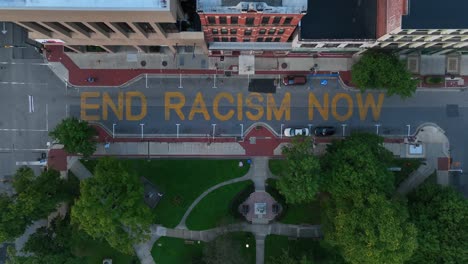 Ende-Rassismus-Jetzt-Slogan-Auf-Stadtstraße-In-Den-USA-Gemalt