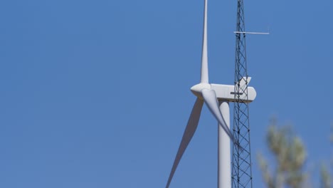 4K-footage-of-an-Idaho-wind-turbine-turning-on-a-hot-summer-day