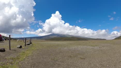 Zeitraffer-Des-Cotopaxi-Vulkans,-Der-Morgens-Von-Wolken-Bedeckt-Ist