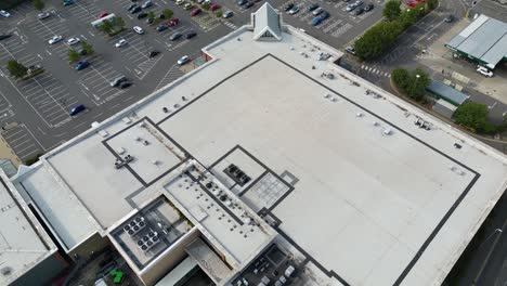 Drohne-Beim-Rückwärtsfahren-Vom-Supermarktparkplatz-Zur-Ladefläche