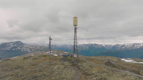 Drone-Sobre-Un-Mástil-Telefónico-En-La-Cima-De-La-Montaña-Storhovd,-Noruega