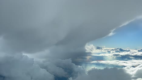 Atemberaubende-Luftaufnahme-Aus-Einem-Jet-Cockpit,-Das-In-Der-Nähe-Eines-Stürmischen-Cumulonimbus-Fliegt