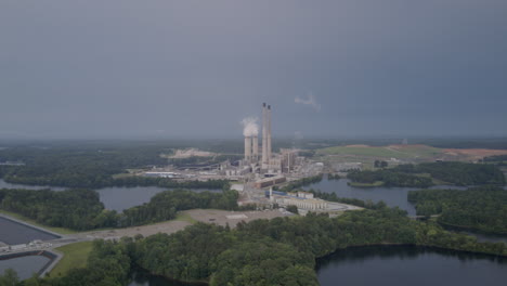 Statischer-Luftzeitraffer-Des-Kraftwerks-In-Hyco-Lake-North-Carolina-Mit-Gewitterwolken-Im-Hintergrund
