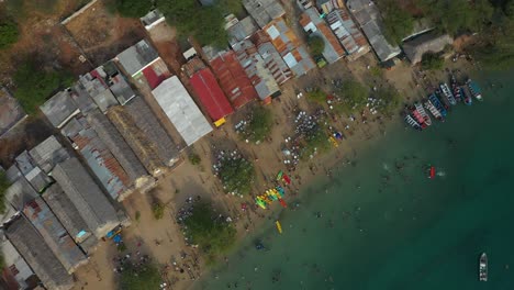 Rotierende-Luftaufnahme-Von-Oben-Auf-Den-Beliebten-Touristenstrand-In-Lateinamerika