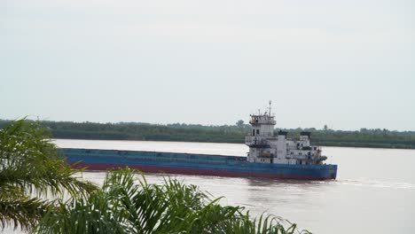 Ein-Leeres-Schiff,-Das-Auf-Dem-Paraná-Fluss-In-Argentinien-Segelt