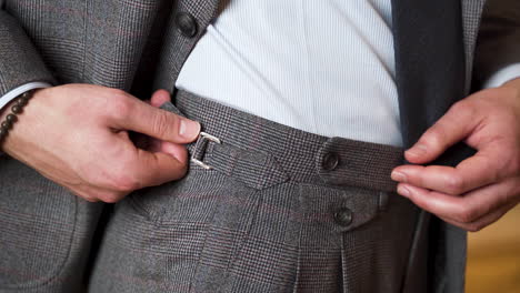 Mann-Trägt-Tweed-Anzug-Mit-Hosensaum-Und-Seitenversteller,-Nahaufnahme