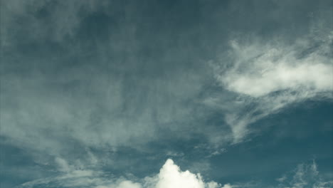 Dramatischer-Wolkenzeitraffer-Mit-Tiefblauem-Himmel-30fps