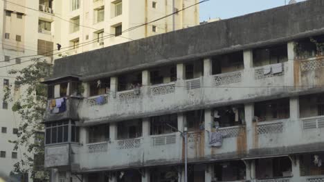 An-old-building-in-the-streets-of-Mumbai,-India