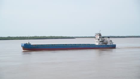 Una-Barcaza-Flotando-En-El-Río-Paraná-En-Argentina