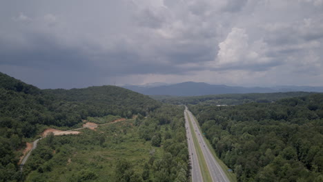 Luftzeitraffer-Hyperlapse-Der-Interstate-40-Zwischen-Den-Hügeln-Im-Westen-Von-North-Carolina