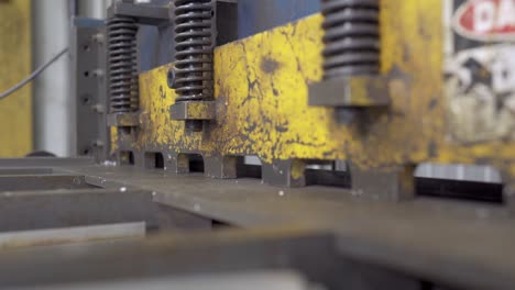Máquina-De-Corte-De-Metal-Industrial-En-Una-Fábrica-De-Fabricación-De-Metal
