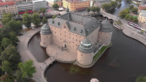 Weitwinkelaufnahme-Einer-Drohne,-Die-Vom-Schloss-Örebro-In-Schweden-Wegfliegt