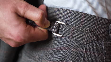 Seitenversteller-An-Grauer-Tweed-Anzughose-Festziehen,-Nahaufnahme